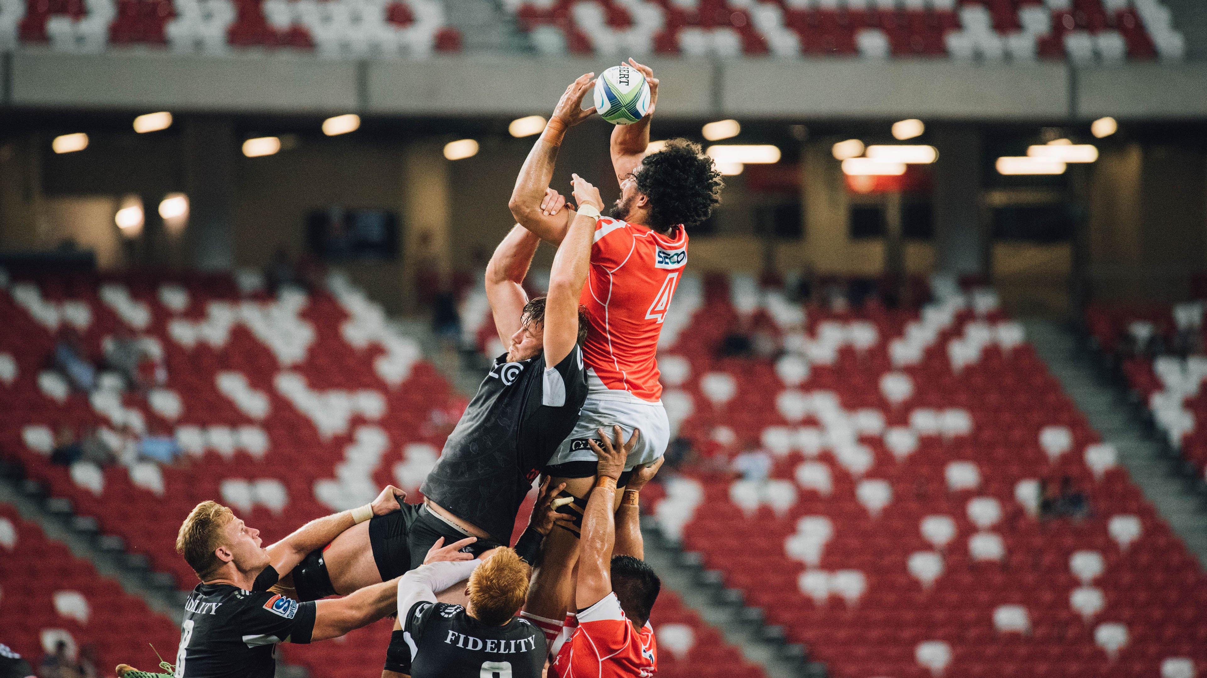 “三叉湖游泳馆水上救生赛：英雄救援瞬间震撼全场”